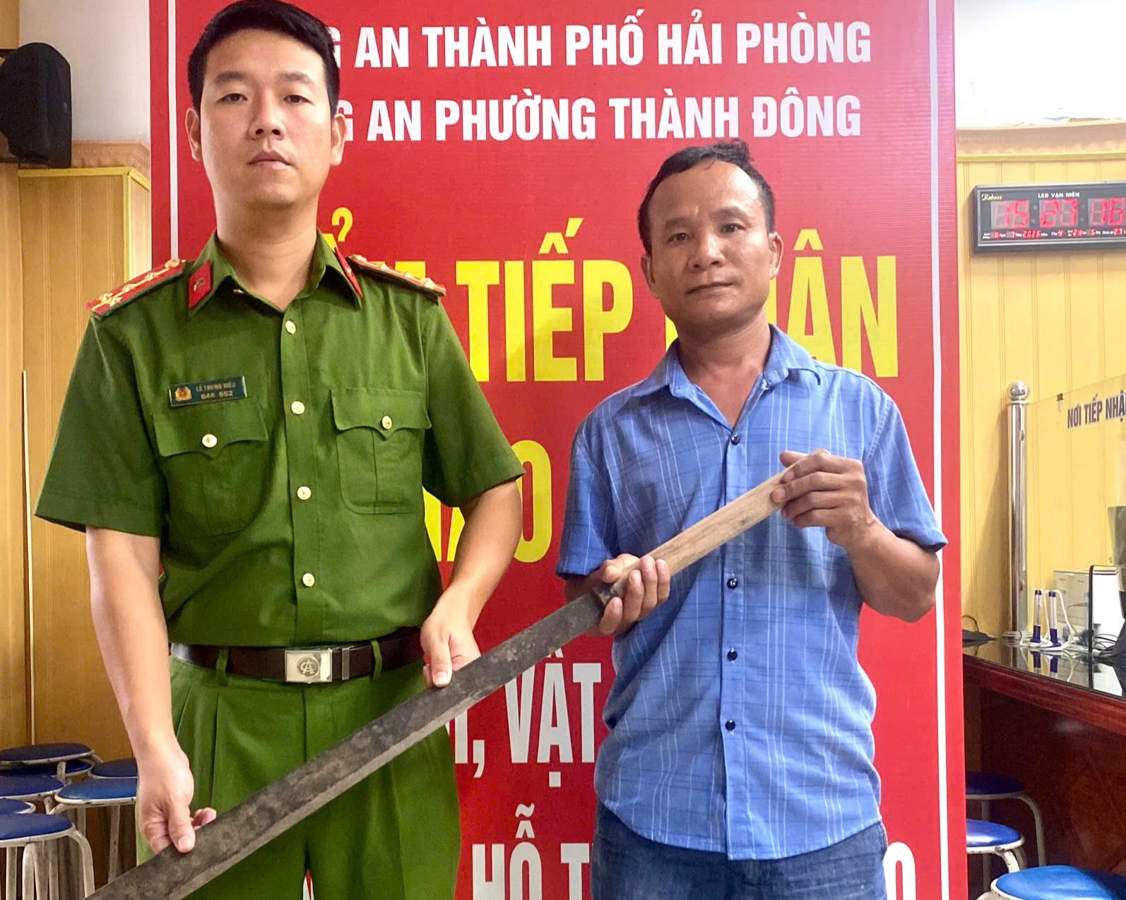 Công an phường Thành Đông tiếp nhận vũ khí thô sơ do người dân tự nguyện giao nộp